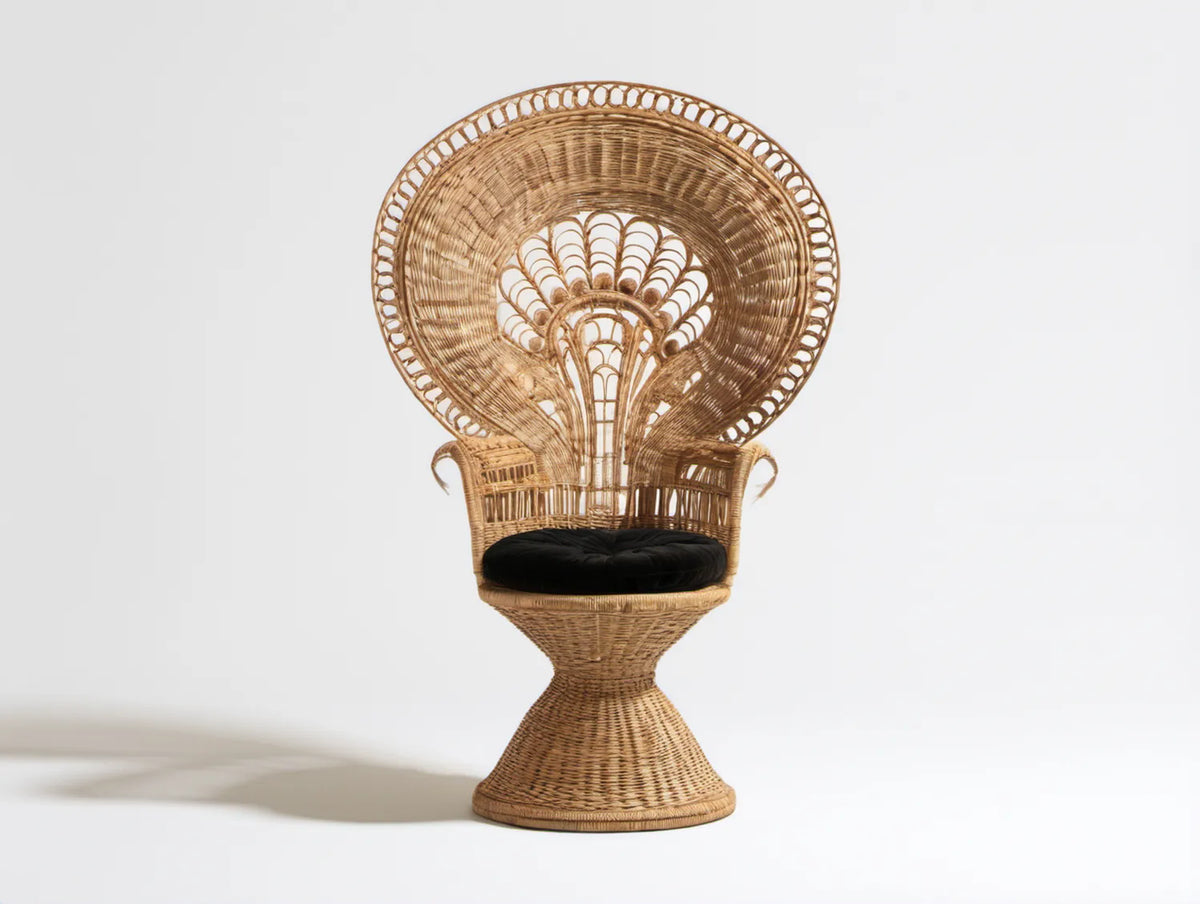 Rattanowy fotel Paw w naturalnym brązie z czarną poduszką, 115 x 75 x 150 cm